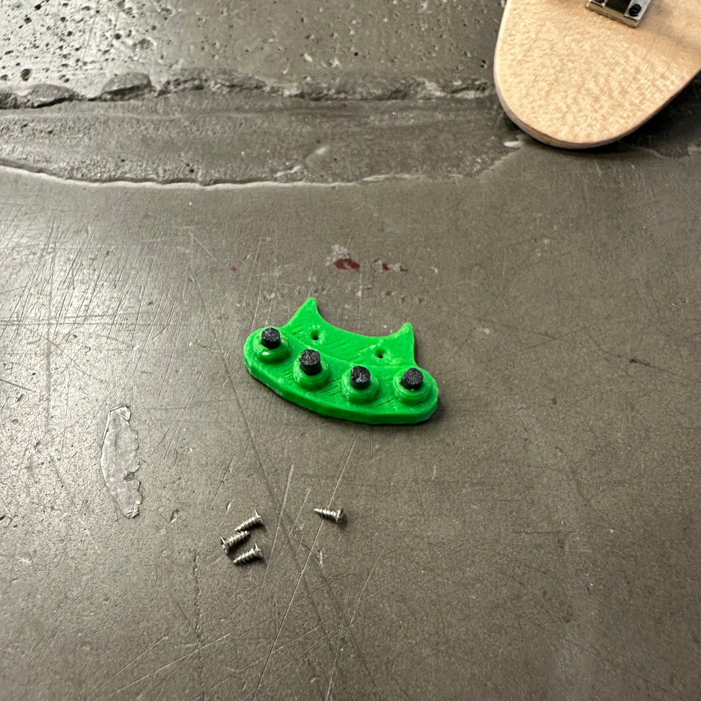 Tail Devil for Fingerboard