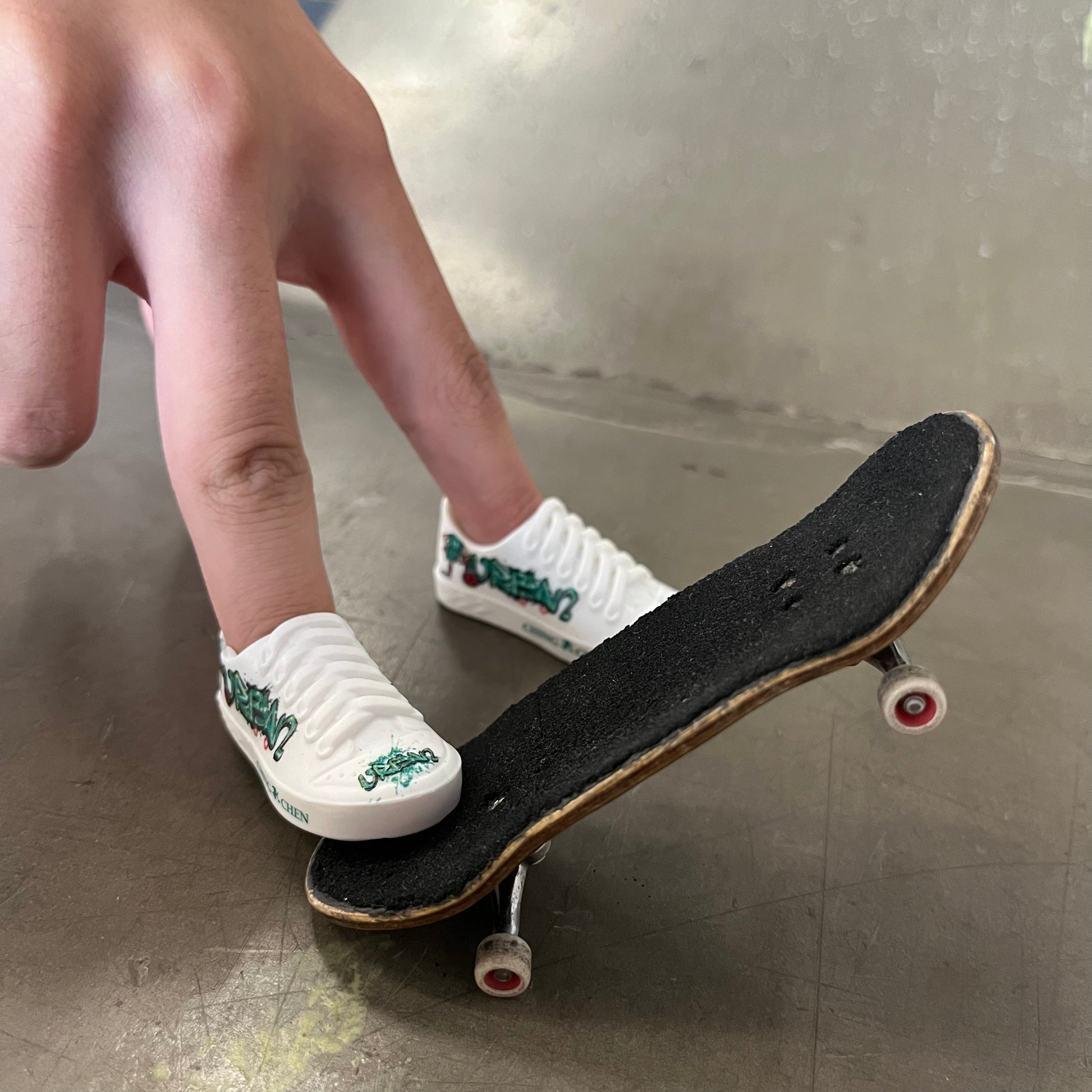 Tech deck finger 2024 shoes